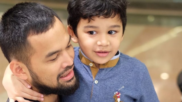 Teuku Wisnu dan anaknya, Adam. Foto: Instagram/teukuwisnu