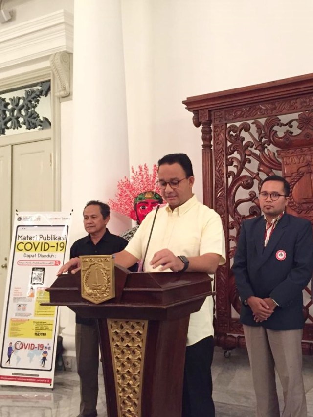 Gubernur DKI Jakarta Anies Baswedan memberikan keterangan pers di Balai Kota Jakarta, Sabtu (14/3). Foto: Paulina Herasmarindar/kumparan