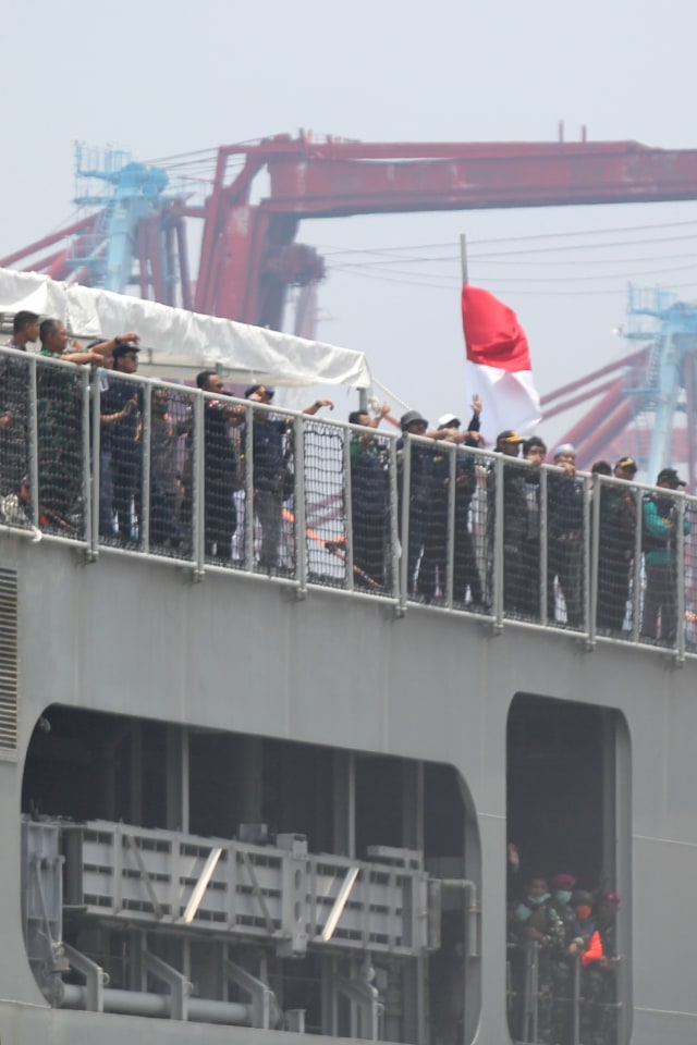 ABK kapal World Dream yang usai menjalani masa observasi melambaikan tangan saat tiba di Dermaga Kolinlamil, Tanjung Priok, Jakarta Utara, Sabtu (14/3). Foto: Nugroho Sejati/kumparan 