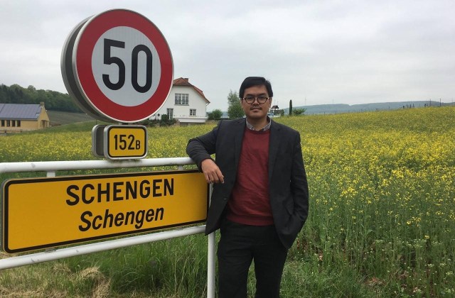 Penulis berpose di depan salah satu ladang di desa Schengen, Luksemburg, 2016. Foto: koleksi pribadi