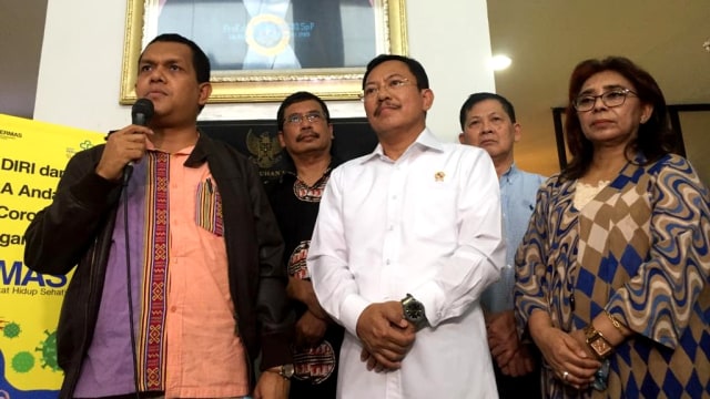 Komisi X DPR RI menyerahkan buku prosedur penanganan corona di Wuhan, China, kepada Menkes RI Terawan Agus Putranto di RS Persahabatan, Jakarta, Sabtu (14/3). Foto: Andesta Herli Wijaya/kumparan