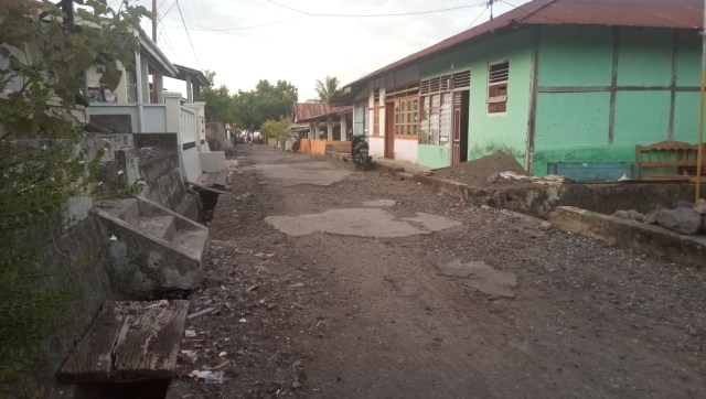 Kondisi jalan di Kecamatan Pulau Makeang, Halmahera Selatan, Maluku Utara. Foto: Fardi M. Nur/cermat