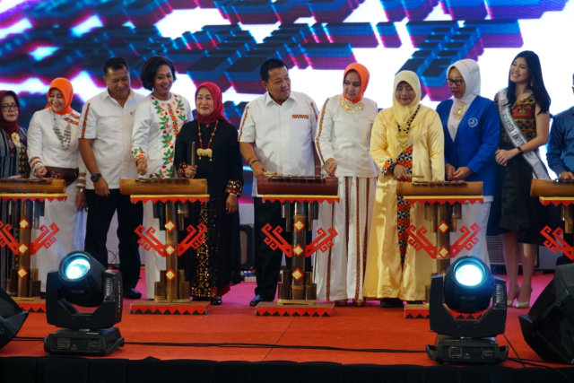 Pembukaan Lampung Craft 2020 dengan pemukulan cetik, Sabtu (14/3) | Foto : Syahwa Roza Hariqo/ Lampung Geh
