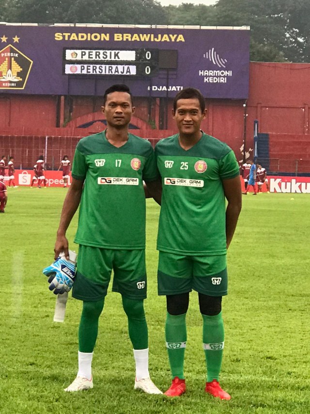 Fakhrurrazi Quba (kiri) memakai kostum nomor 17 penjaga gawang Persiraja di Liga 1 2020. Foto: Dok. Persiraja