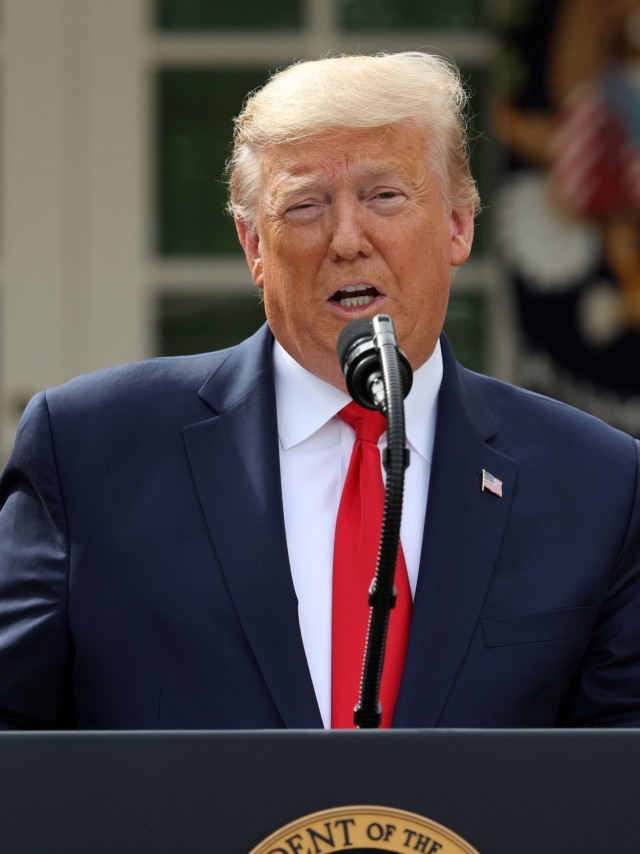 Presiden AS Donald Trump menyatakan pandemi koronavirus sebagai keadaan darurat nasional di Gedung Putih,  Foto: REUTERS/Jonathan Ernst