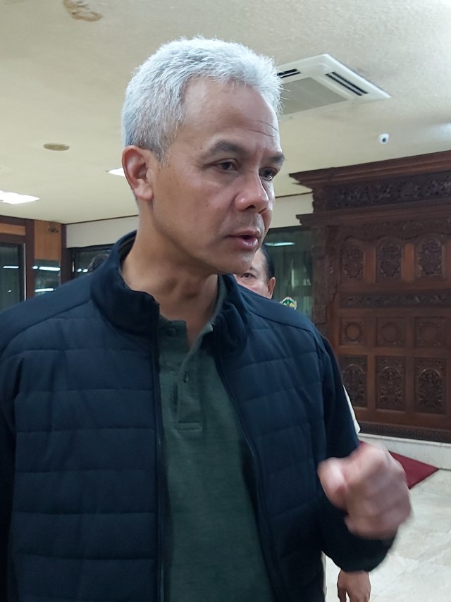 Gubernur Jateng Ganjar Pranowo sebelum Rapat Koordinasi di kantornya, Sabtu (14/3). Foto: Afiati Tsalitsati/kumparan