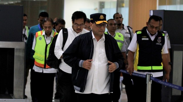 Menhub Budi Karya sumadi (tengah) melakukan pengecekan kesiapan di Bandara Kertajati, Majalengka, Jawa Barat, Minggu (1/3/2020).  Foto: ANTARA FOTO/Dedhez Anggara