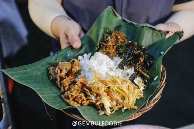 Lauk pauk yang sederhana dari nasi langgi pak man, yang murah dan enak. Photo by @gembulfoodie