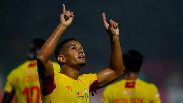 Pemain Bhayangkara FC Renan Da Silva merayakan gol ke gawang Persija Jakarta pada pertandingan Liga 1 2020 di Stadion PTIK, Jakarta, Sabtu (14/3 Foto: ANTARA FOTO/Puspa Perwitasari