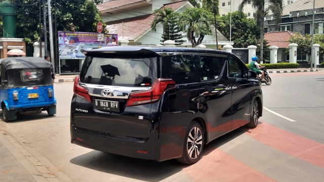Satu mobil dinas menteri meninggalkan RSPAD, MInggu (15/3). Foto: Andreas Ricky Febrian/kumparan