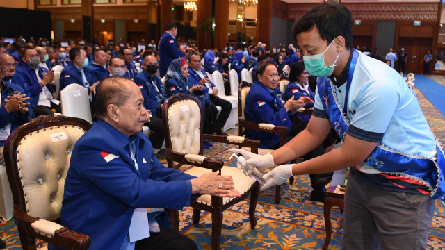 Petugas memberikan cairan disinfektan kepada Wakil Ketua Umum Partai Demokrat Syarief Hasan saat Kongres V Partai Demokrat di Jakarta. Foto: ANTARA/M Risyal Hidayat
