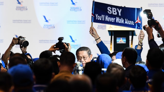 Ketua Umum Partai Demokrat, Susilo Bambang Yudhoyono (tengah) disambut kader usai membuka Kongres V Partai Demokrat di Jakarta. Foto: ANTARA/M Risyal Hidayat