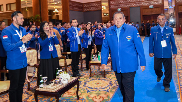 Ketua Umum Partai Demokrat, Susilo Bambang Yudhoyono (kedua kanan) berjalan memasuki ruangan saat pembukaan Kongres V Partai Demokrat di Jakarta. Foto: ANTARA/M Risyal Hidayat