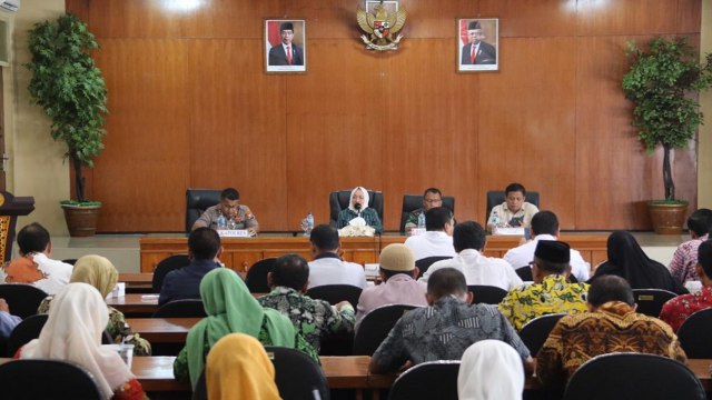Rapat Koordinasi terkait Virus Corona (Covid-19) di Ruang Angling Dharma Pemkab Bojonegoro. Minggu (15/03/2020)