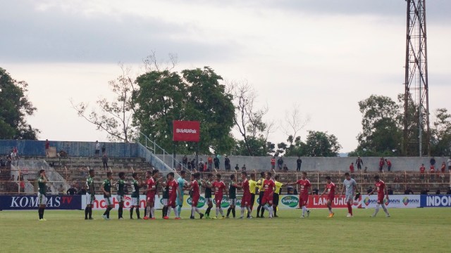 Kedua tim saling bersalaman, seusai babak kedua berakhir dengan skor 2-0 untuk BLFC, Minggu (15/3) | Foto: Dimas Presetyo/Lampung Geh