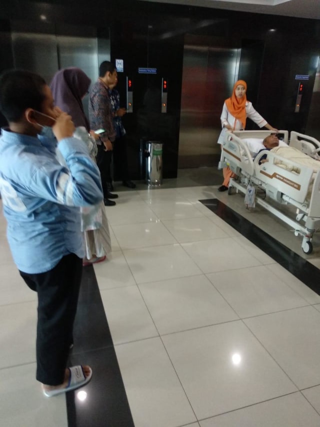 Menko PMK Muhadjir Effendy (kanan) di rumah sakit. Foto: Dok. Istimewa
