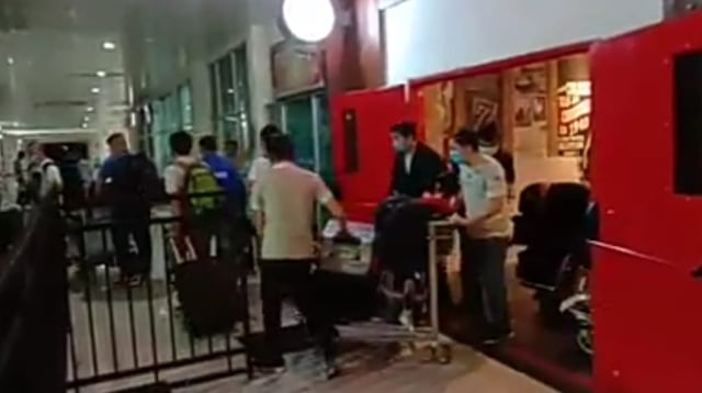 TKA yang berdatangan di Bandara Haluoleo, Sulawesi Tenggara. Foto: Tangkapan layar video yang viral di media sosial. 