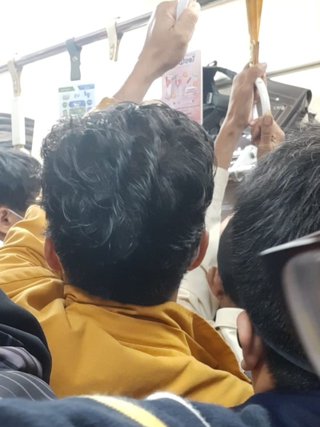 Suasana di KRL rute Bogor - Angke, Senin (16/3). Foto: Dok. Adik Apriliyadi