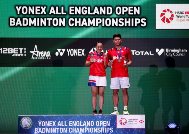 Ganda campuran Indonesia Praveen Jordan dan Melati Daeva Oktavianti berpose di podium usai memenangi laga final ganda campuran All England. Foto:  ANTARA FOTO/Action Images via Reuters/Andrew Boyers