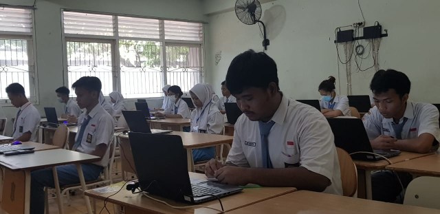 Pelaksanaan UNBK di SMK Negeri 6 Surabaya. Foto-foto : Windy Goestiana/Basra