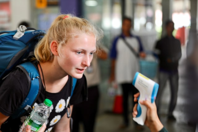 Pemeriksaan suhu tubuh penumpang di Pelabuhan Ulee Lheue, Kamis (12/3/2020). Foto: Suparta/acehkini 