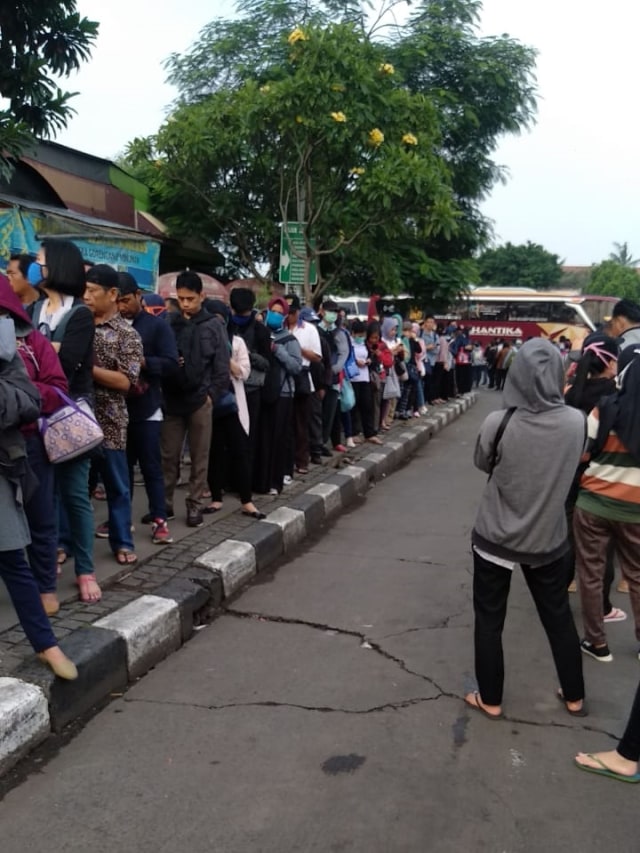 Antren menuju halte busway di terminal Kalideres, Jakarta Barat, Senin (16/3). Foto: Dok. Hermon Julius untuk kumparan