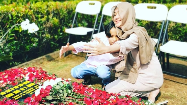 Bunga Citra Lestari dan Noah buat pelukan virtual saat ziarah ke makam Ashraf Sinclair. Foto: Instagram / @emmymuchlis