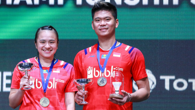 Praveen Jordan/Melati Daeva Oktavianti dengan trofi juara All England 2020. Foto: Dok PBSI