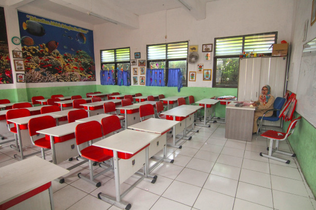 Seorang guru mempersiapkan metode pembelajaran jarak jauh di SDN Depok Baru 4, Depok, Jawa Barat, Senin (16/3). Foto: ANTARA FOTO/Asprilla Dwi Adha