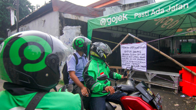 Pengendara ojek online melihat pengumuman penutupan shalter sementara di Stasiun Depok Lama, Depok, terkait virus corona. Foto: ANTARA FOTO/Asprilla Dwi Adha