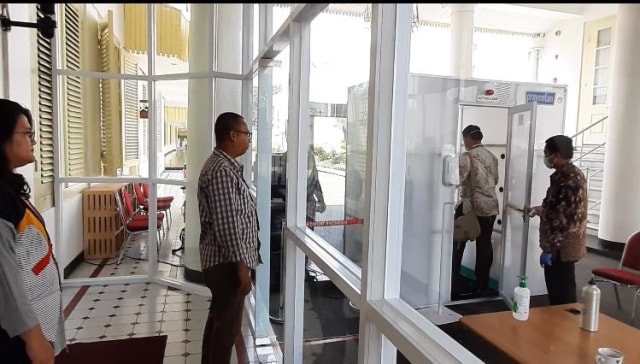 Penyemprotan disinfektan sebelum memasuki Kompleks Istana Kepresidenan, Senin (16/3). Foto: Dok. Istimewa