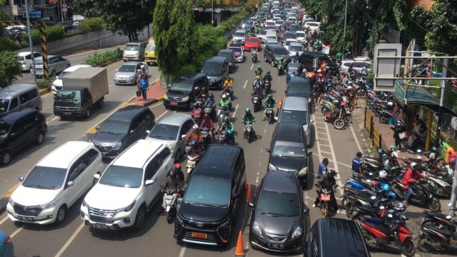 Kondisi lalu lintas yang macet di kawasan Pasar Pramuka, Jakarta Timur, Senin (16/3/2020). Foto: Febi Dwi Sutianto