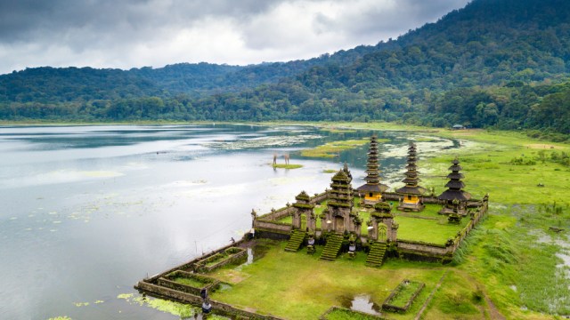 Megahnya Danau Tamblingan dilihat dari ketinggian Foto: Shutter Stock