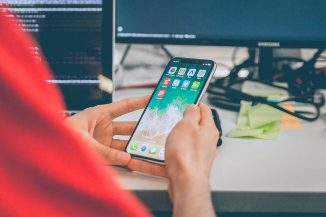 Ilustrasi Smartphone: Foto: Unsplash/Alvaro Reyes