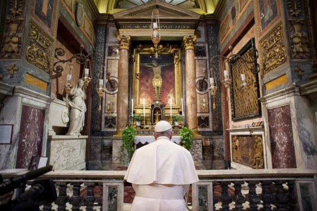 Paus Fransiskus berdoa di Gereja Santa Maria Maggiore, Roma, Italia. Foto: REUTERS/Vatican Media