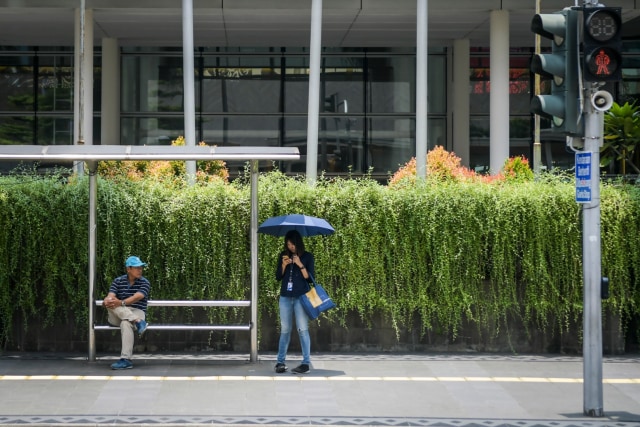 Warga menunggu bus Transjakarta di halte Bunderan Hotel Indonesia, Jakarta, Senin (16/3 Foto: ANTARA FOTO/Galih Pradipta