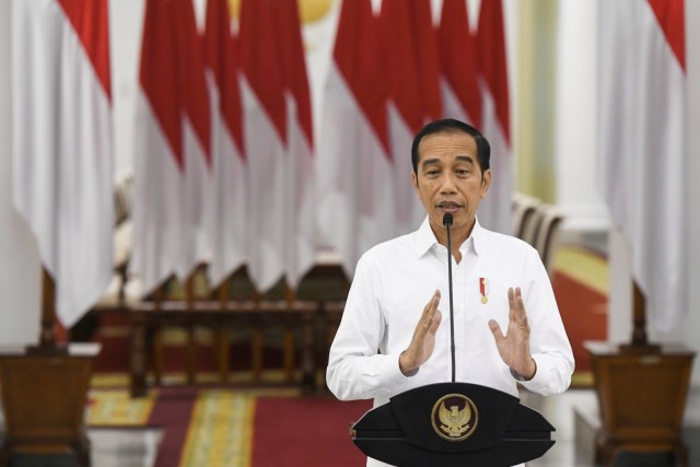 Presiden Joko Widodo memberikan keterangan pers terkait COVID-19 di Istana Bogor, Jawa Barat, Senin (16/3). Foto: ANTARA FOTO/Hafidz Mubarak