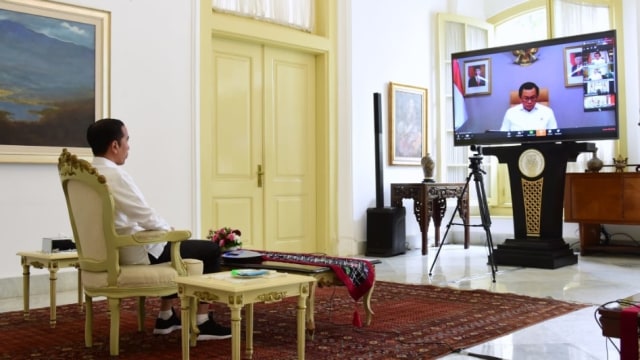 Presiden Jokowi menggelar sidang kabinet via online dengan seluruh menterinya Kabinet Indonesia Maju, Senin (16/3). Foto: Dok. BPMI Setpres/Muchlis Jr