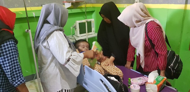 Rifka Abdullah saat ditemani orangtua perempuannya dan beberapa perempuan, di UGD RSUD Tidore. Foto: Faris Bobero/cermat