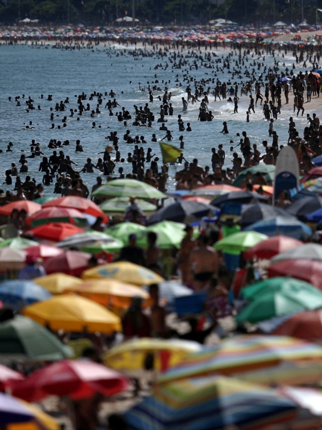 Kerumunan pengunjung di Pantai Ipanema, di Rio de Janeiro, Brazil, usai pemerintah mengumumkan adanya virus corona, 15 Maret 2020. Foto: REUTERS/Ricardo Moraes