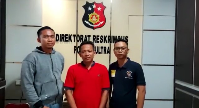 Harjono (tengah), perekam video viral 49 TKA China tiba di Kendari. Foto: Dok. Istimewa