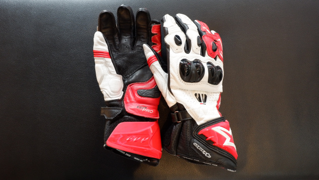 Bagian punggung dan telapak tangan sarung tangan motor untuk balap Foto: Aditya Pratama Niagara/kumparanOTO