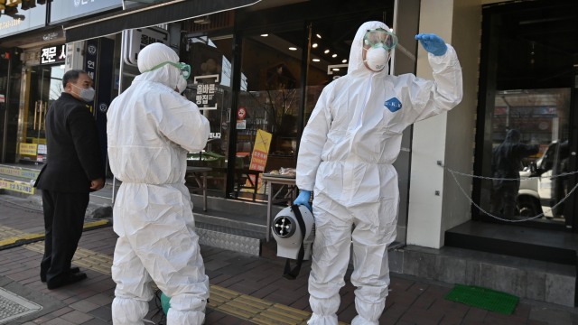 Petugas bersiap menyemprotkan disinfektan di Gereja Grace River di Seongnam, Korea Selatan. Foto: AFP/JUNG YEON-JE