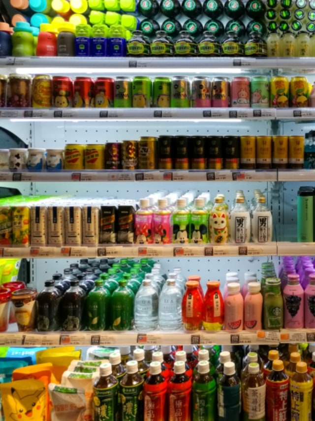 ilustrasi aneka jenis minuman kemasan yang kerap diminati anak Foto: Shutterstock
