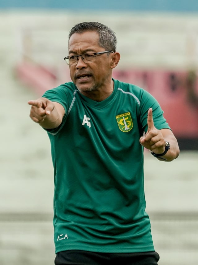 Pelatih Persebaya, Aji Santoso, memberikan instruksi pada anak asuhnya saat latihan. Foto: Dok. Media Persebaya