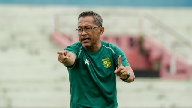 Pelatih Persebaya, Aji Santoso, memberikan instruksi pada anak asuhnya saat latihan. Foto: Dok. Media Persebaya