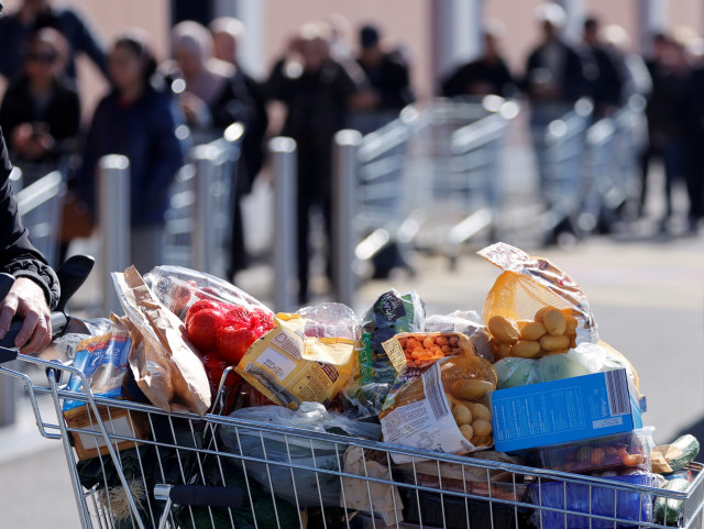 Warga antre masuk untuk belanja ke supermarket di Hoenheim, Prancis. Foto: REUTERS / Christian Hartmann