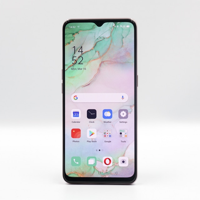 Tampak depan Oppo Reno 3 dengan dua kamera selfie 44 MP dan 2 MP. Foto: Dok. Oppo