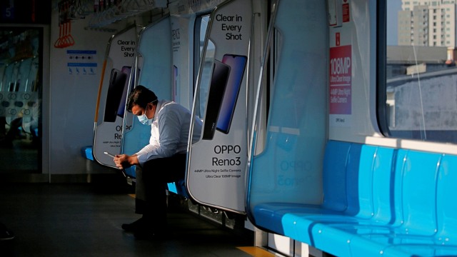 Penumpang MRT menggunakan masker di wabah corona di Jakarta, Selasa (17/3). Foto: Reuters/Willy Kurniawan