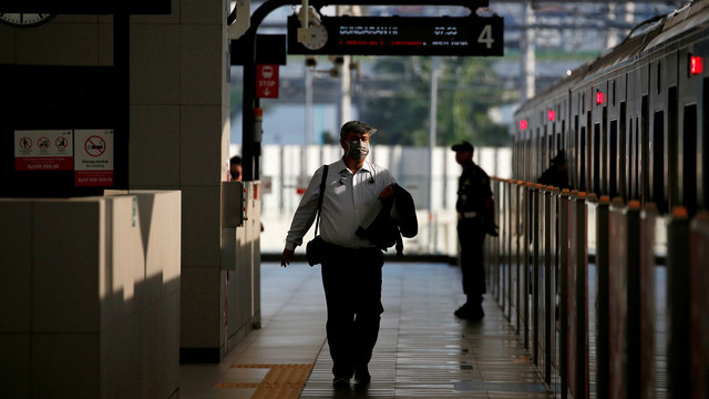 Orang bermasker di kawasan MRT Jakarta. Foto: Reuters/Willy Kurniawan